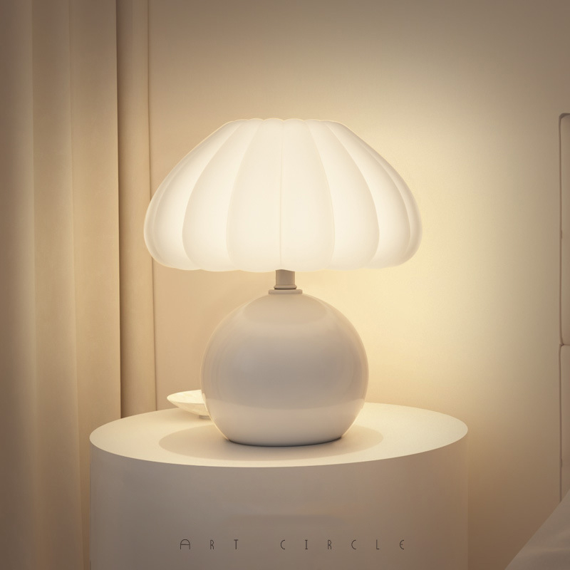 Cremefarbene Nachttischlampe i – Desk Setup White Bewertung und Preis